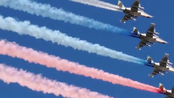 Aviones Militares Vuelan Dibujan Bandera Rusa Cielo Tres Colores — Vídeo de stock