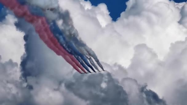 Militaire Vliegtuigen Vliegen Trekken Russische Vlag Lucht Uit Drie Kleuren — Stockvideo