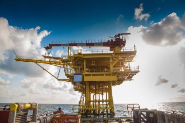 Petrol ve gaz geçen uzaktan platform üretilen gaz yoğunlaşması ve merkezi tesisine gönderilen su