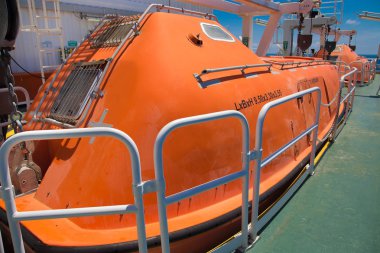 Acil durum tahliyesi için kabul noktada hayat tekne hazır olun.