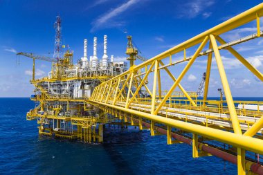 Doğal gaz üreten ve yoğunlaşan petrol ve gaz işleme platformu.