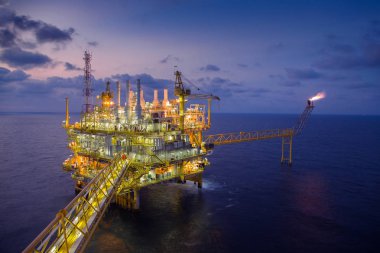 Offshore Petrol ve gaz merkezi işlem platformu üretilen gaz ve kara rafineri için gönderilen ham.