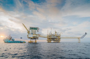 Offshore Petrol ve gaz merkezi platformu üretmek ham gaz yoğunlaşması ve ham petrol için kara rafineri ve petrokimya endüstrisi, gönderileceği işleme tekne sağlamayı kaldırma Kargo Vinç.