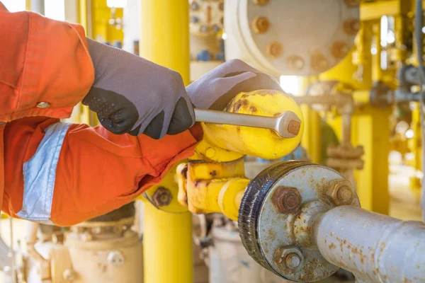 Basınç düzenleyici araç gaz besleme sistemi ayarlama üretim operatörü, offshore petrol teçhizat kontrol sistemi petrol ve doğal gaz geçen uzak platformu üzerinde çalışan işçi.