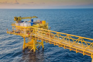 Petrol ve gaz geçen uzaktan platform üretilen gaz yoğunlaşması ve merkezi tesisine gönderilen su