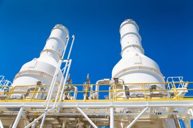 Petrol ve gaz platformunda gaz türbininin egzozu geniş görünümde.