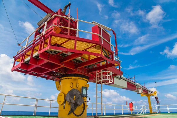 Tekneden kargo taşımak için petrol ve gaz kulesinde vinç kulesi