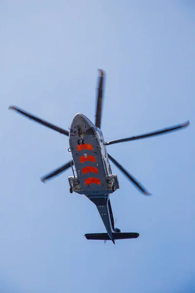Helicóptero Aterrizando Plataforma Petróleo Gas Para Recibir Pasajeros Enviado Tierra — Foto de Stock