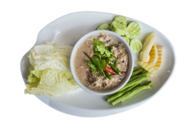 Yengeç yahnisi ve beyaz arka planda biraz sebze yalıtımı.