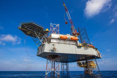 Petrol ve gaz sondaj kulesi petrol ve doğalgaz kuyusu platformunda yeni tamamlandı