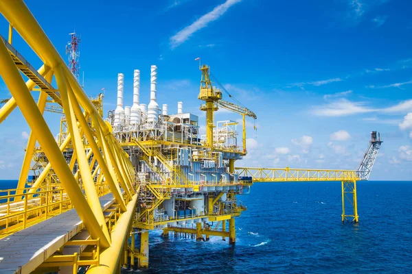 Doğal gaz üreten ve yoğunlaşan petrol ve gaz işleme platformu.