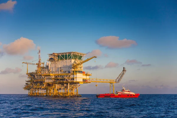 Υπεράκτια Κεντρική Πλατφόρμα Επεξεργασίας Πετρελαίου Και Φυσικού Αερίου Στη Θάλασσα Εικόνα Αρχείου