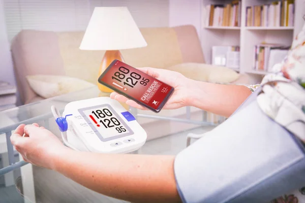 Frau Misst Blutdruck Hause Und Nutzt Einfache Benutzerfreundliche Smartphone Anwendung — Stockfoto
