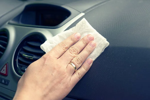 Mão Com Pano Branco Limpeza Interior Carro Moderno — Fotografia de Stock