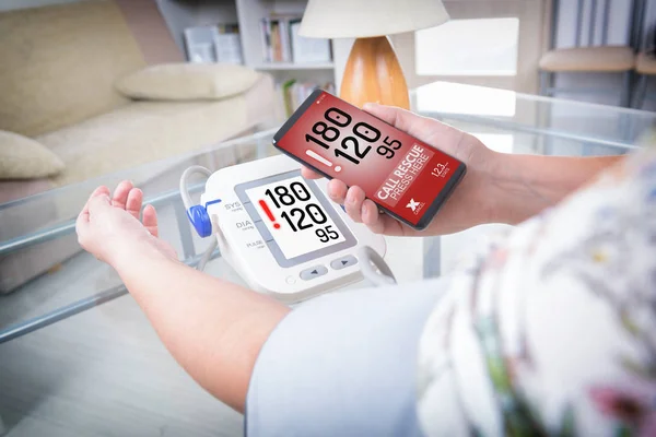 Женщина Измеряет Кровяное Давление Дома Использует Простое Удобное Приложение Смартфона — стоковое фото