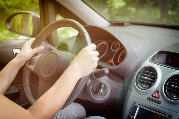 Žena Která Řídila Auto Zblízka Její Ruku Volant Pohled Zezadu — Stock fotografie