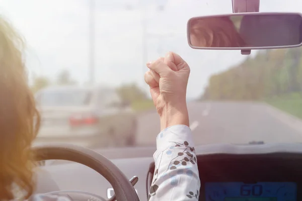 Zły Kobieta Krzyczy Gestykulacji Podczas Jazdy Samochodem Koncepcja Człowieka — Zdjęcie stockowe