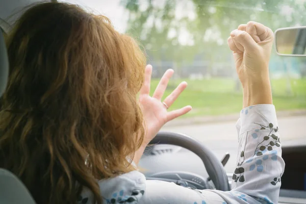 Boze Vrouw Schreeuwen Gebaren Tijdens Het Rijden Van Een Auto — Stockfoto