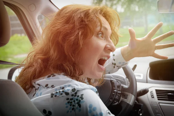 Sterownik Zły Kobieta Krzyczy Gestykulacji Podczas Jazdy Samochodem Koncepcja Człowieka — Zdjęcie stockowe
