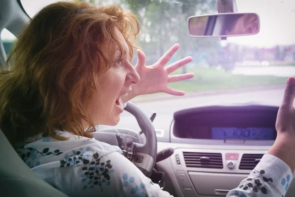 Naštvaná žena křičela při jízdě autem — Stock fotografie