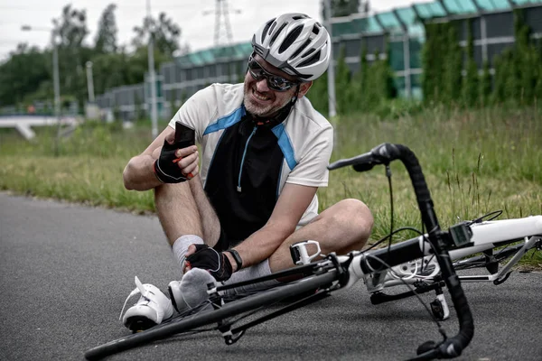 Poszkodowany Rowerzysta Trzymając Jego Wywołanie Rescue Team Inteligentnego Telefonu Smartphone — Zdjęcie stockowe