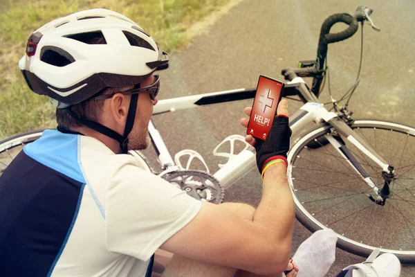 Motociclista Ferido Segurando Seu Smartphone Chamando Equipe Resgate Com Aplicativo — Fotografia de Stock