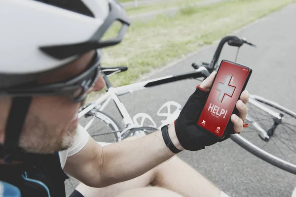 Poszkodowany Rowerzysta Trzymając Jego Smartphone Wywołanie Rescue Team Aplikacji Prosty — Zdjęcie stockowe