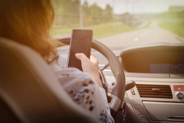 Kvinnan Använder Telefonen När Hon Kör Bilen Begreppet Riskfyllt Körbeteende — Stockfoto