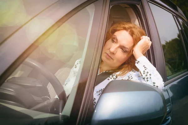 Verveeld Vrouw Zitten Een Auto Verkeersopstopping Zoek Door Het Open — Stockfoto