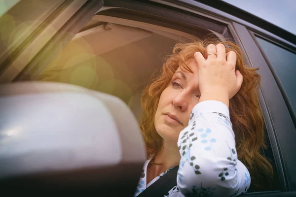 Znudzona Kobieta Siedzi Samochodzie Korku Patrząc Przez Otwarte Okno — Zdjęcie stockowe