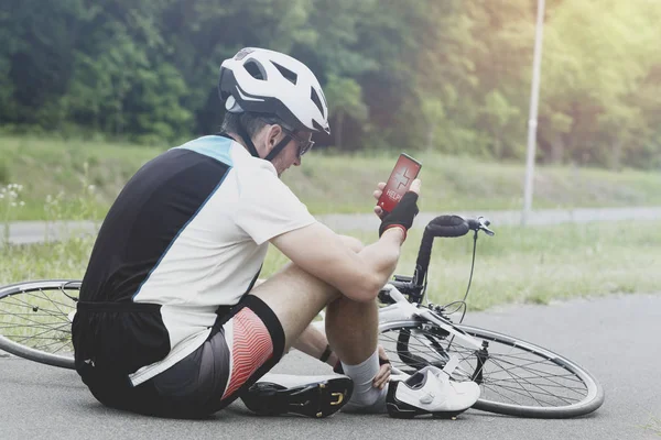 Blessé Motard Tenant Son Smartphone Appelant Équipe Sauvetage Avec Simple — Photo