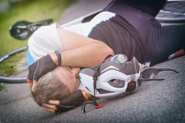 Yolda Yalan Baş Kaskını Planda Tutarak Bisikletçi — Stok fotoğraf