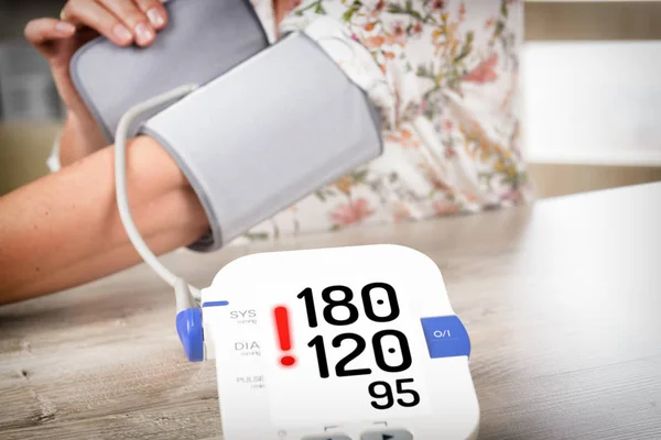 女性手上有血压监控袖套 检查家庭血压的概念 — 图库照片