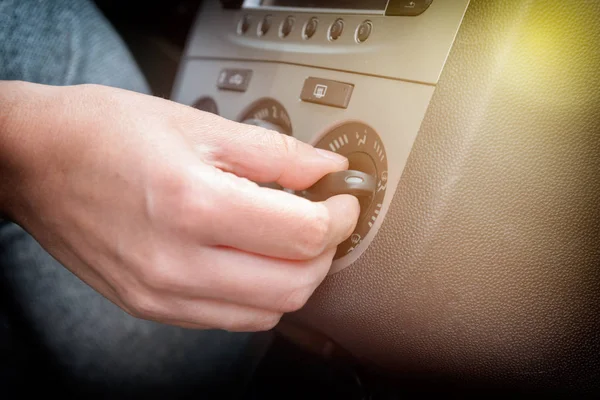 Motorista Ajustando Condicionado Carro Sistema Ventilação Com Botão Seletor Ventilador — Fotografia de Stock