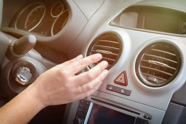 Driver Mão Ajustando Grade Ventilação Interruptor Chama Emergência Luz Interior — Fotografia de Stock