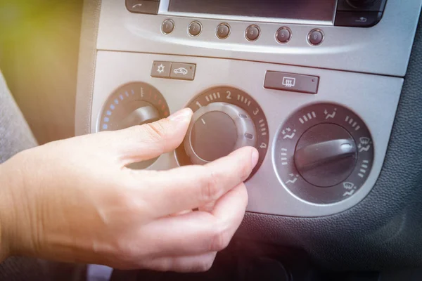 Driver Ajustando Condicionado Carro Sistema Ventilação Com Botão Seletor Velocidade — Fotografia de Stock