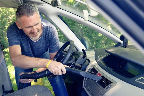 Hombre Hoovering Respiradero Aire Dentro Una Cabina Coche — Foto de Stock