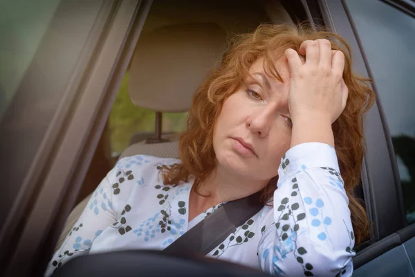 Mujer Aburrida Sentado Coche Atasco Tráfico Mirando Través Ventana Abierta — Foto de Stock