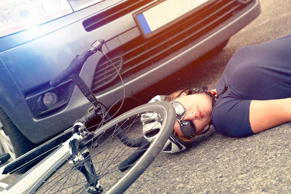 Wielrenster Liggend Weg Een Ongeval Met Een Auto Een Fiets — Stockfoto