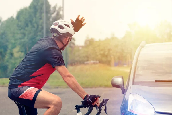 Att Tvinga Förkörsrätt Vägen För Föraren Bil Med Deltagande Cyklist — Stockfoto