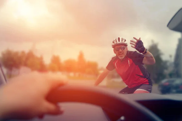 Forçando Direito Passagem Estrada Para Motorista Carro Com Participação Ciclista — Fotografia de Stock