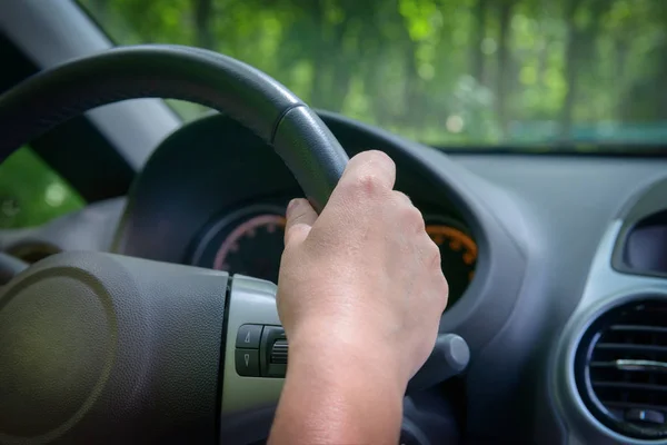 Γυναίκα Οδήγηση Αυτοκινήτου Κοντινό Πλάνο Από Χέρι Στο Τιμόνι Θέα — Φωτογραφία Αρχείου