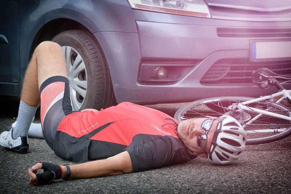 Radfahrer Liegt Nach Unfall Mit Auto Und Fahrrad Auf Der — Stockfoto