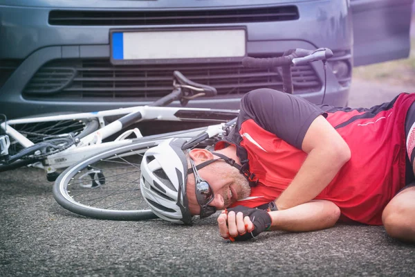 Ποδηλάτης Που Βρίσκεται Στο Δρόμο Μετά Από Ένα Ατύχημα Αυτοκίνητο — Φωτογραφία Αρχείου