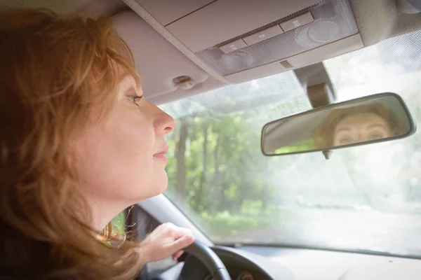 Kobieta Kierowca Patrząc Lustro Sprawdzanie Upewnij — Zdjęcie stockowe