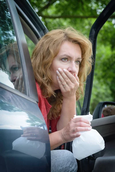 Kobieta Cierpiąca Chorobę Lokomocyjną Samochodzie Trzymająca Torbę Chorych — Zdjęcie stockowe