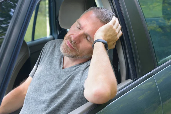 Autista Sta Riposando Macchina Durante Una Pausa Viaggio — Foto Stock