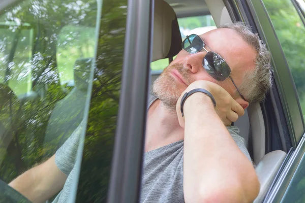 Adam Sürücü Arabada Seyahat Tatilinde Dinleniyor — Stok fotoğraf