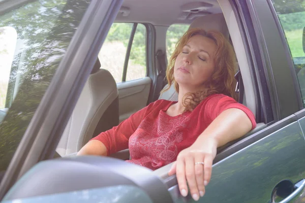 Mulher Motorista Está Descansando Carro Durante Uma Pausa Viagem — Fotografia de Stock