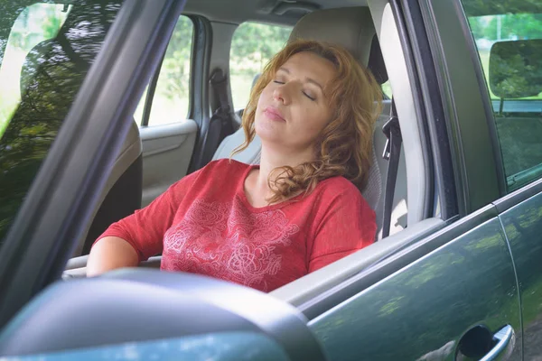 Vrouw Stuurprogramma Rust Auto Tijdens Een Pauze Reizen — Stockfoto